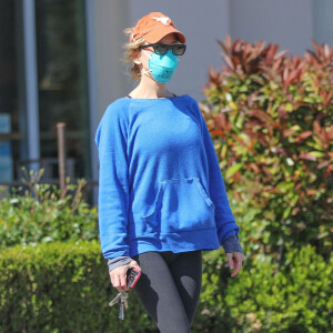 Exclusif - Renée Zellweger porte un masque pour aller faire les courses chez Erewhon dans le quartier de Calabasas à Los Angeles. Le 3 avril 2020.