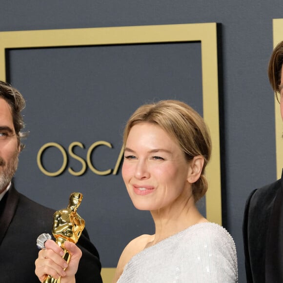 Joaquin Phoenix, Brad Pitt et Renée Zellweger - Press Room de la 92e cérémonie des Oscars 2020 au Hollywood and Highland à Los Angeles. Le 9 février 2020.