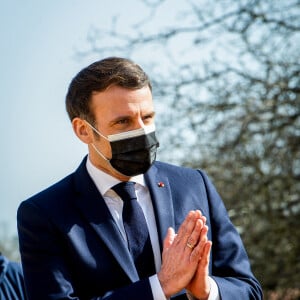 Emmanuel Macron visite la Ferme d'Etaules. Le 23 février 2021. © Eric Tschaen/Pool/Bestimage