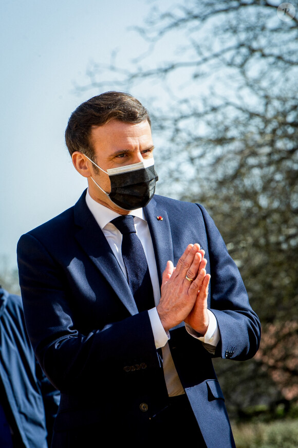 Emmanuel Macron visite la Ferme d'Etaules. Le 23 février 2021. © Eric Tschaen/Pool/Bestimage