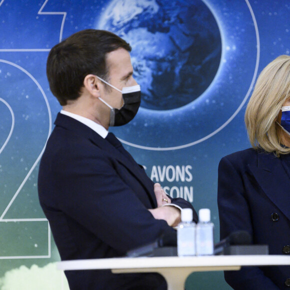 Emmanuel Macron et sa femme Brigitte en visite au Centre national d'études spatiales de Paris. Le 18 février 2021. © Eliot Blondet / Pool / Bestimage