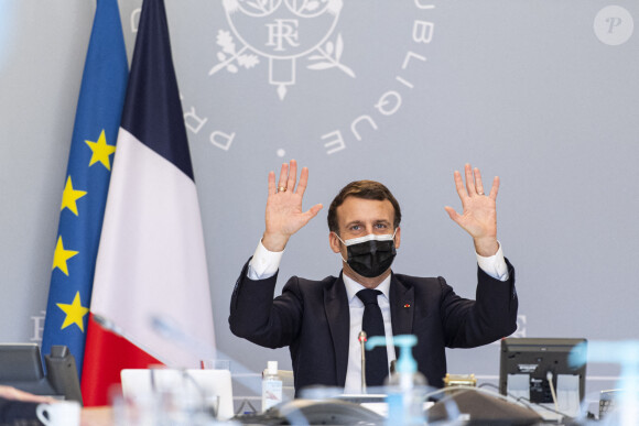 Emmanuel Macron - Visioconférence avec des acteurs des centres hospitaliers de Dax et de Villefranche-sur-Saône au palais de l'Elysée à Paris. Le 18 février 2021. © Pierre Perusseau/Bestimage