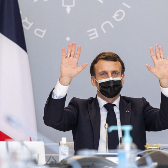 Emmanuel Macron - Visioconférence avec des acteurs des centres hospitaliers de Dax et de Villefranche-sur-Saône au palais de l'Elysée à Paris. Le 18 février 2021. © Pierre Perusseau/Bestimage