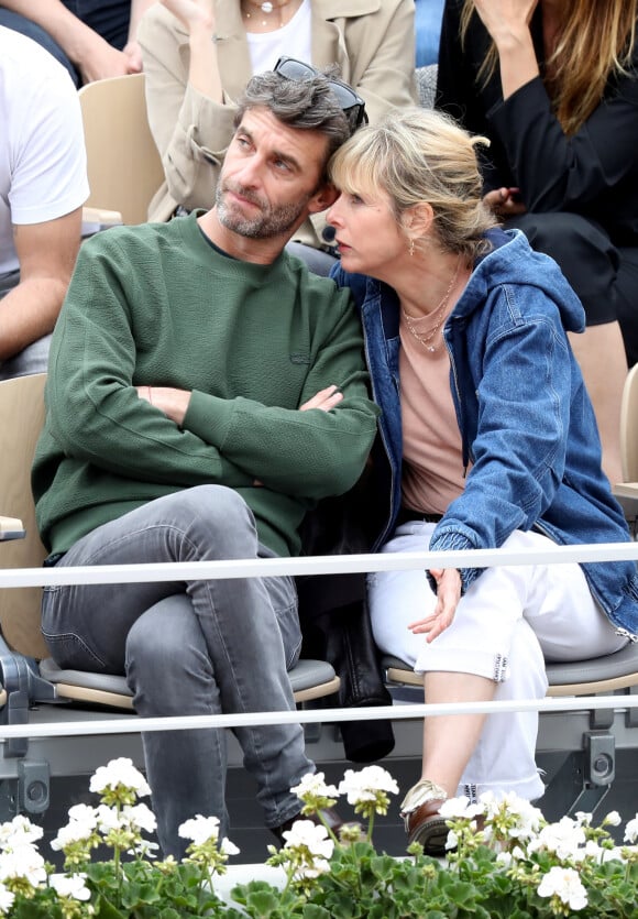 Exclusif - Karin Viard et Manuel Herrero dans les tribunes des internationaux de France de tennis de Roland Garros à Paris en juin 2019. © Jacovides-Moreau/Bestimage