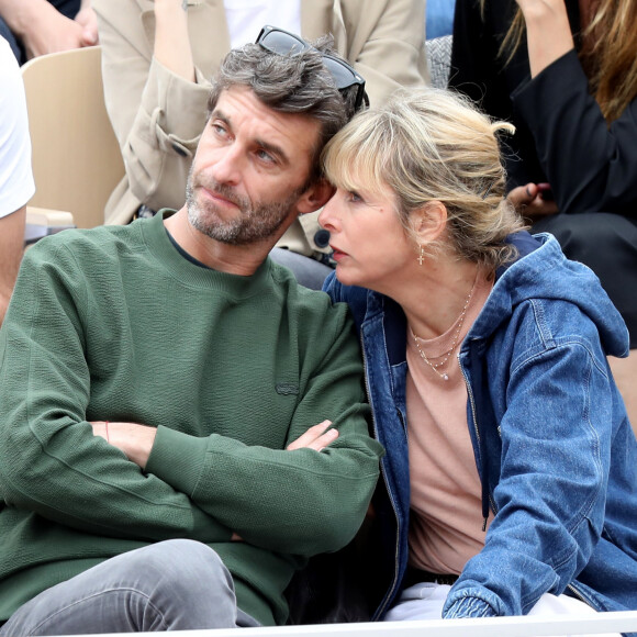Exclusif - Karin Viard et Manuel Herrero dans les tribunes des internationaux de France de tennis de Roland Garros à Paris en juin 2019. © Jacovides-Moreau/Bestimage