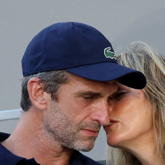 Karin Viard et son compagnon Manuel Herrero dans les tribunes des Internationaux de France de Roland Garros à Paris le 11 juin 2021. © Dominique Jacovides / Bestimage  Celebrity at french open Roland Garros in Paris on june 11th 2021 