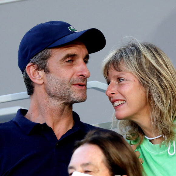 Karin Viard et son compagnon Manuel Herrero dans les tribunes des Internationaux de France de Roland Garros à Paris le 11 juin 2021. © Dominique Jacovides / Bestimage  Celebrity at french open Roland Garros in Paris on june 11th 2021 