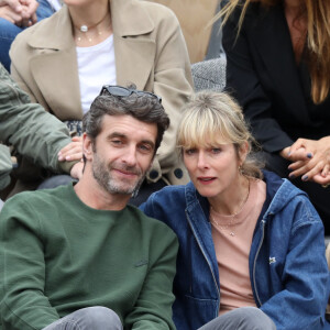 Exclusif - Prix Spécial - Karin Viard et son compagnon (voir vendeur pour infos) - People dans les tribunes lors de la finale messieurs des internationaux de France de tennis de Roland Garros 2019 à Paris le 9 juin 2019. © Jacovides-Moreau/Bestimage  People in the stands during the final of the men's international tennis Roland Garros 2019 in Paris on June 9, 2019. 