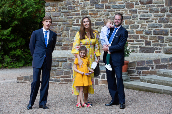 Le Prince Louis de Luxembourg et Leurs Altesses Royales le Prince Félix et la Princesse Claire, accompagnés de leurs enfants la Princesse Amalia et le Prince Liam - Baptême de S.A.R. le Prince Charles de Luxembourg, à l' Abbaye Saint-Maurice de Clervaux. Luxembourg, Clervaux, le 19 septembre 2020