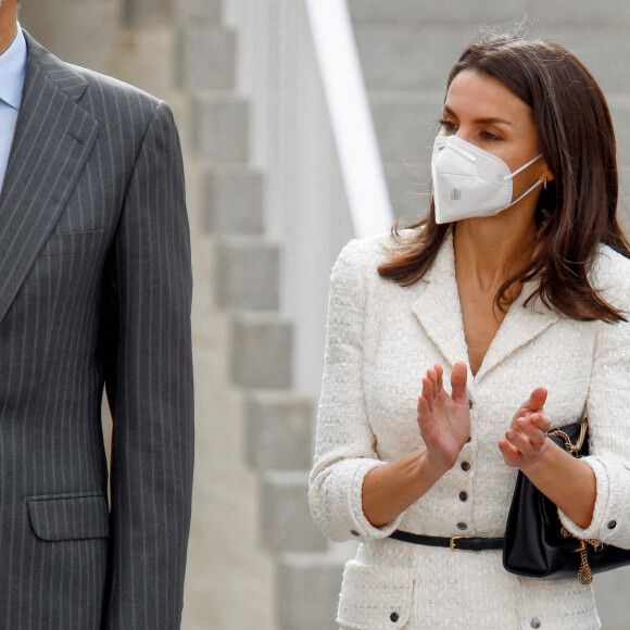 Le roi Felipe VI d'Espagne et la reine Letizia assistent à l'inauguration du musée d'art moderne Helga de Alvear. Cáceres, le 25 février 2021.