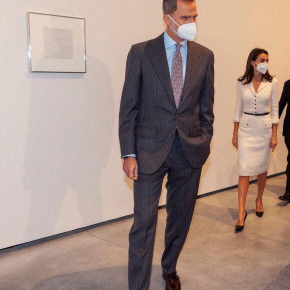 Le roi Felipe VI d'Espagne et la reine Letizia assistent à l'inauguration du musée d'art moderne Helga de Alvear. Cáceres, le 25 février 2021.