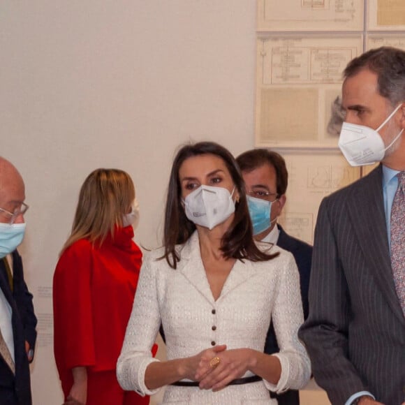 Le roi Felipe VI d'Espagne et la reine Letizia assistent à l'inauguration du musée d'art moderne Helga de Alvear. Cáceres, le 25 février 2021.