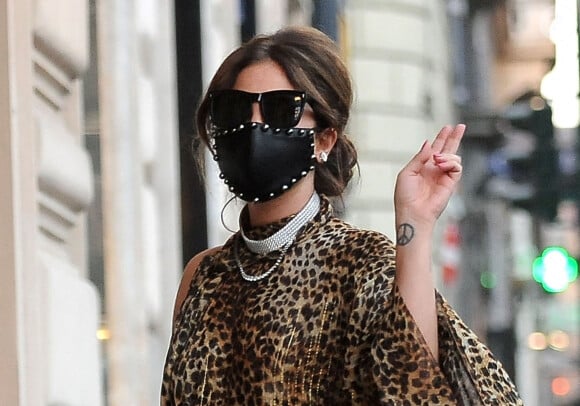 Lady Gaga, teinte en brune et vêtue d'un caftan léopard, rejoint son hôtel à Rome. Le 24 février 2021.