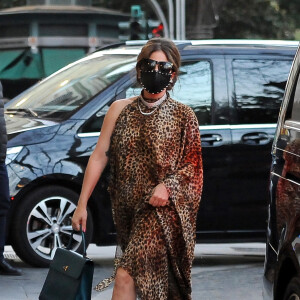 Lady Gaga fait signe aux photographes en se promenant dans les rues de Rome. Le 24 février 2021.