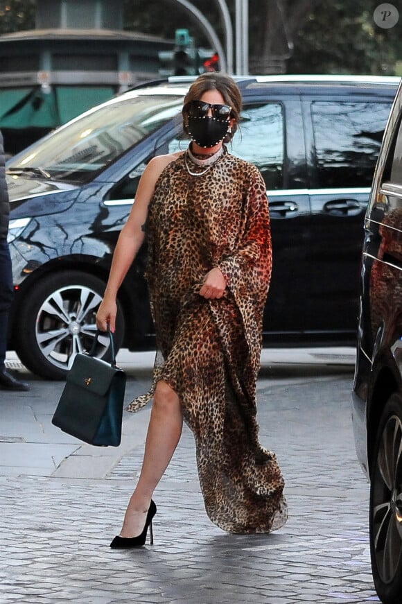Lady Gaga fait signe aux photographes en se promenant dans les rues de Rome. Le 24 février 2021.