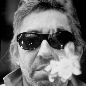 Serge Gainsbourg chez lui, rue Verneuil, à Paris. 1989.