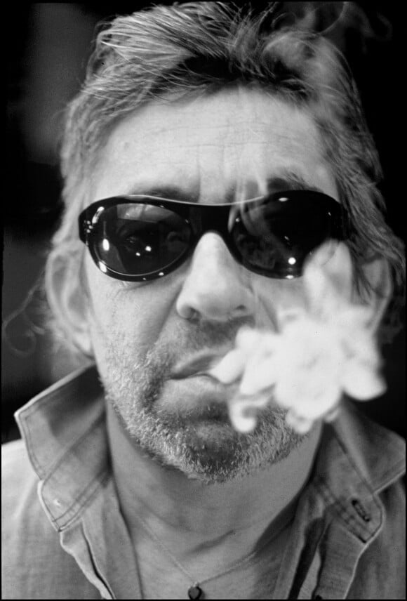 Serge Gainsbourg chez lui, rue Verneuil, à Paris. 1989.