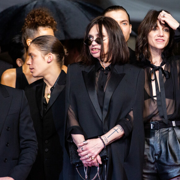 Béatrice Dalle, Charlotte Gainsbourg - Montée des marches du film "Lux Aeterna" lors du 72e Festival International du Film de Cannes. Le 18 mai 2019. © Tiziano Da Silva / Bestimage