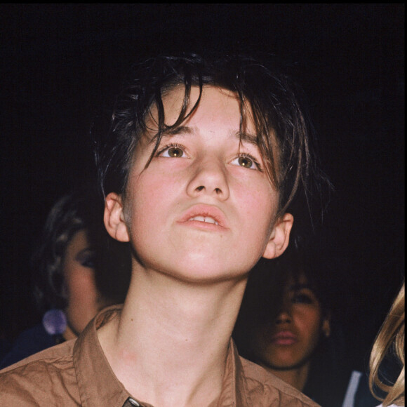 Archives - Charlotte Gainsbourg au défilé de Kate Barry à Paris. 1985. 