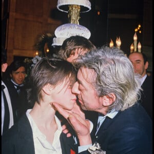 Archives - Charlotte Gainsbourg, César du meilleur espoir féminin pour le film "L'Effrontée", avec son père Serge Gainsbourg. Soirée des César, 1986.