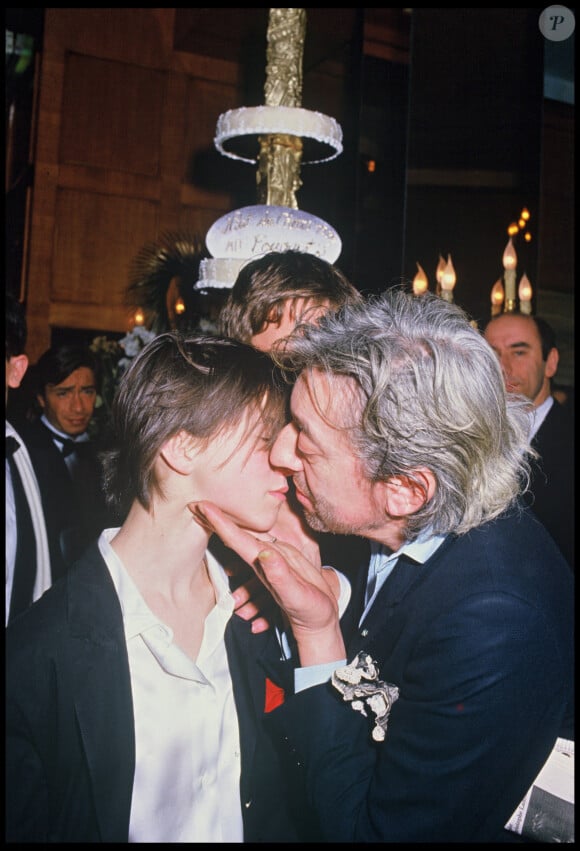 Archives - Charlotte Gainsbourg, César du meilleur espoir féminin pour le film "L'Effrontée", avec son père Serge Gainsbourg. Soirée des César, 1986.