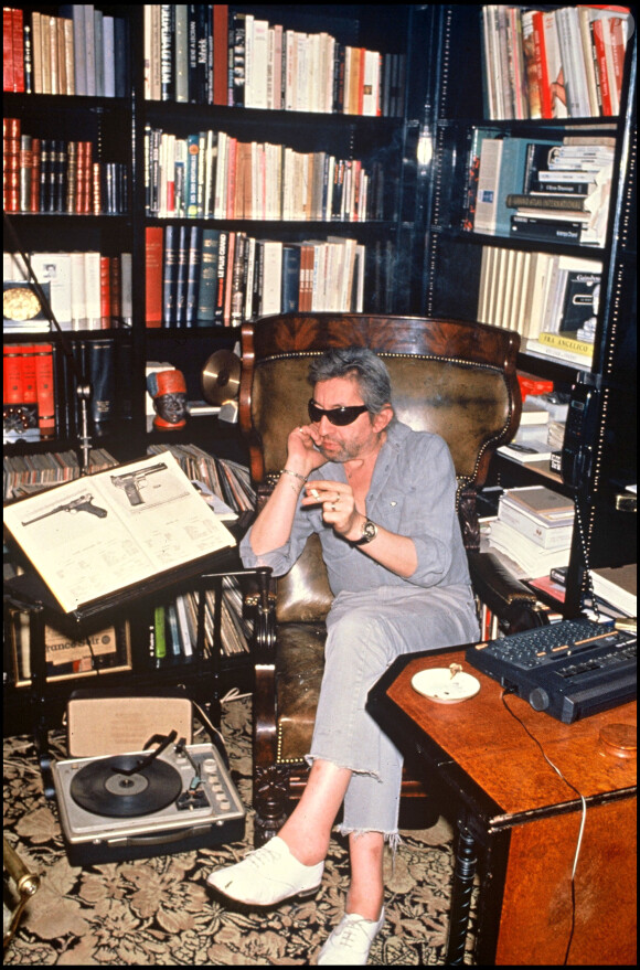 Archives - Serge Gainsbourg chez lui, rue de Verneuil, à Paris. 1989.