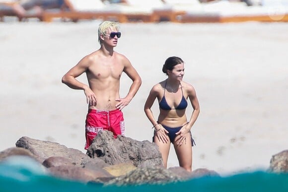 Exclusif - Ansel Elgort et sa compagne Violetta Komyshan se câlinent et s'embrassent lors d'une journée détente sur la plage de Punta Mita au Mexique, le 20 january 2019 