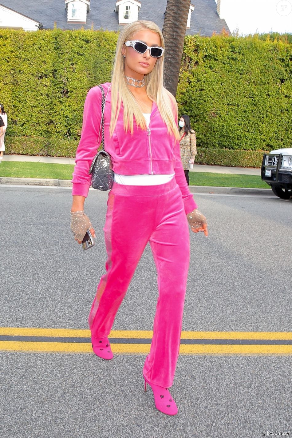 Exclusif - Paris Hilton et Saweetie s'amusent au volant de la Bentley de Saweetie, probablement pour le tournage d'une publicité à Los Angeles, le 9 février 2021.