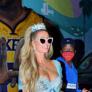 Paris Hilton est tout sourire en quittant la fête d'Halloween de Kendall Jenner à Santa Monica le 1er novembre 2020. Paris Hilton porte un costume de princesse de fée.