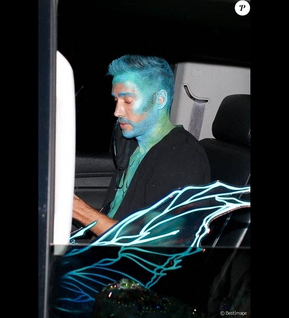 Paris Hilton et son compagnon Carter Reum sont déguisés et quittent une fête d'Halloween à Los Angeles le 1er novembre 2020.