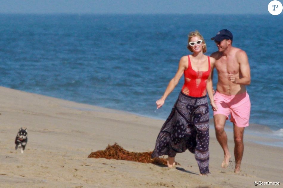 Exclusif - Paris Hilton passe une journée romantique avec son compagnon Carter Reum et son nouveau petit chien sur la plage de Malibu à Los Angeles