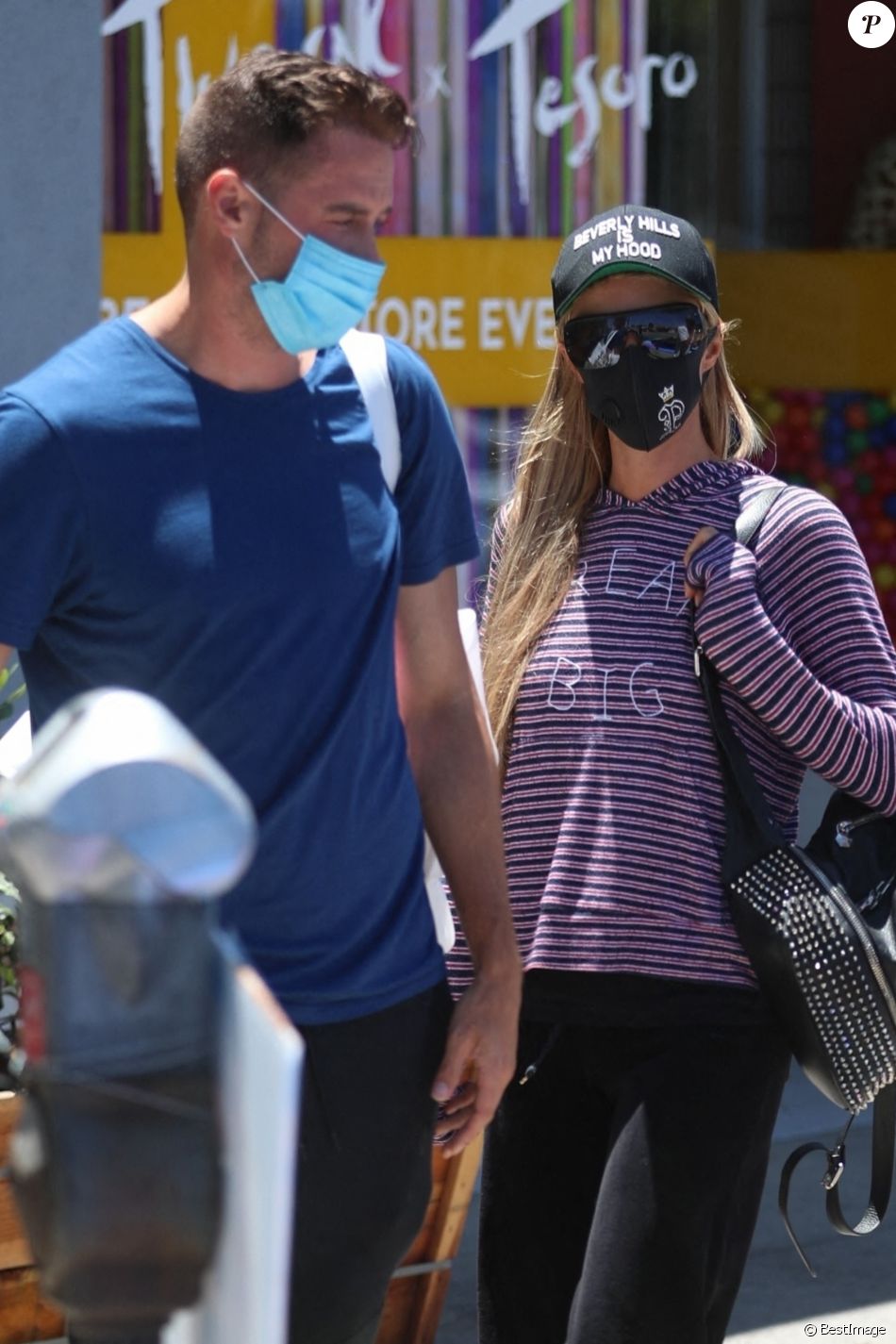 Paris Hilton et son compagnon Carter Reum font leurs courses en BMW à Los Angeles, le 3 juillet 2020. Ils portent des masques pour se protéger de l'épidémie de Coronavirus (COVID-19).