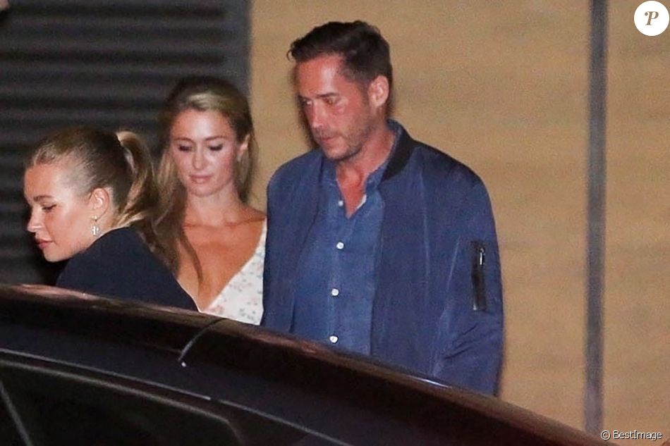 Paris Hilton et son compagnon Carter Reum sortent du restaurant Nobu après un dîner romantique en amoureux à Malibu, le 27 juin 2020.