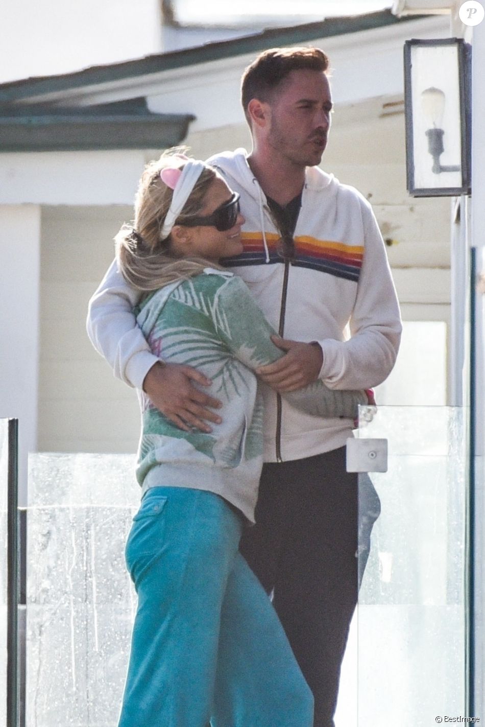 Exclusif - Promenade romantique pour Paris Hilton et son compagnon Carter Reum en vélo électrique sur la plage de Malibu, le 23 mai 2020. Paris Hilton et Carter Reum, tendrement enlacés, ont ensuite enfourché leurs vélos roses, customisés au nom de la célèbre héritière, pour se balader au bord de la mer.