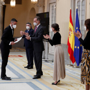 Le roi Felipe VI d'Espagne et la reine Letizia d'Espagne assistent à la cérémonie des National Sports Awards au Palais El Pardo à Madrid, Espagne, le 2 mars 2021.