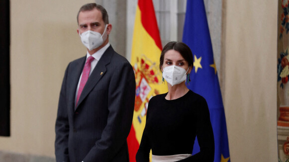 Letizia d'Espagne de cérémonie au palais : jupe recyclée et boucles d'oreilles fantaisie avec Felipe