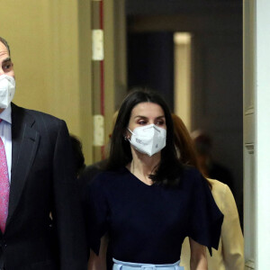 Le roi Felipe VI et la reine Letizia d'Espagne lors de la présentation des bourses d'études de la Coopération espagnole au Palacio de Viana à Madrid. Le 17 février 2021