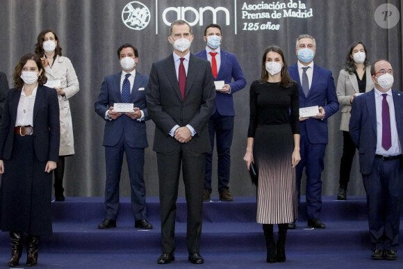 Le roi Felipe VI et la reine Letizia d'Espagne lors de la remise des prix APM Journalism Awards 2019 et 2020 à Madrid le 9 février 2021
