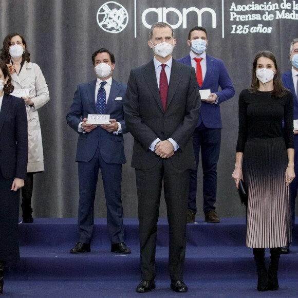 Le roi Felipe VI et la reine Letizia d'Espagne lors de la remise des prix APM Journalism Awards 2019 et 2020 à Madrid le 9 février 2021