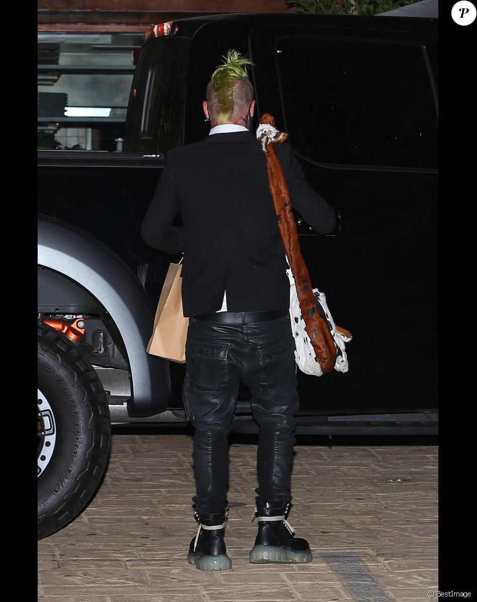 Avril Lavigne et son compagnon Mod Sun quittent Solo House à Malibu, après un dîner en amoureux chez Giorgio Baldi. Le 2 mars 2021.