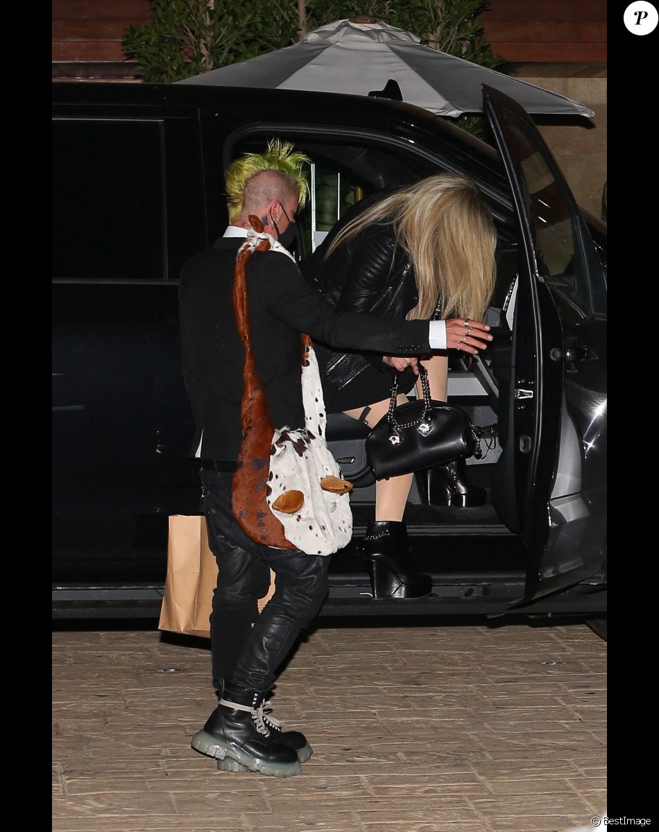 Avril Lavigne et son compagnon Mod Sun quittent Solo House à Malibu, après un dîner en amoureux chez Giorgio Baldi. Le 2 mars 2021.