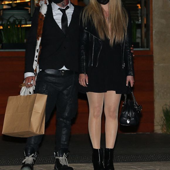 Avril Lavigne et son compagnon Mod Sun quittent Solo House à Malibu, après un dîner en amoureux chez Giorgio Baldi. Le 2 mars 2021.