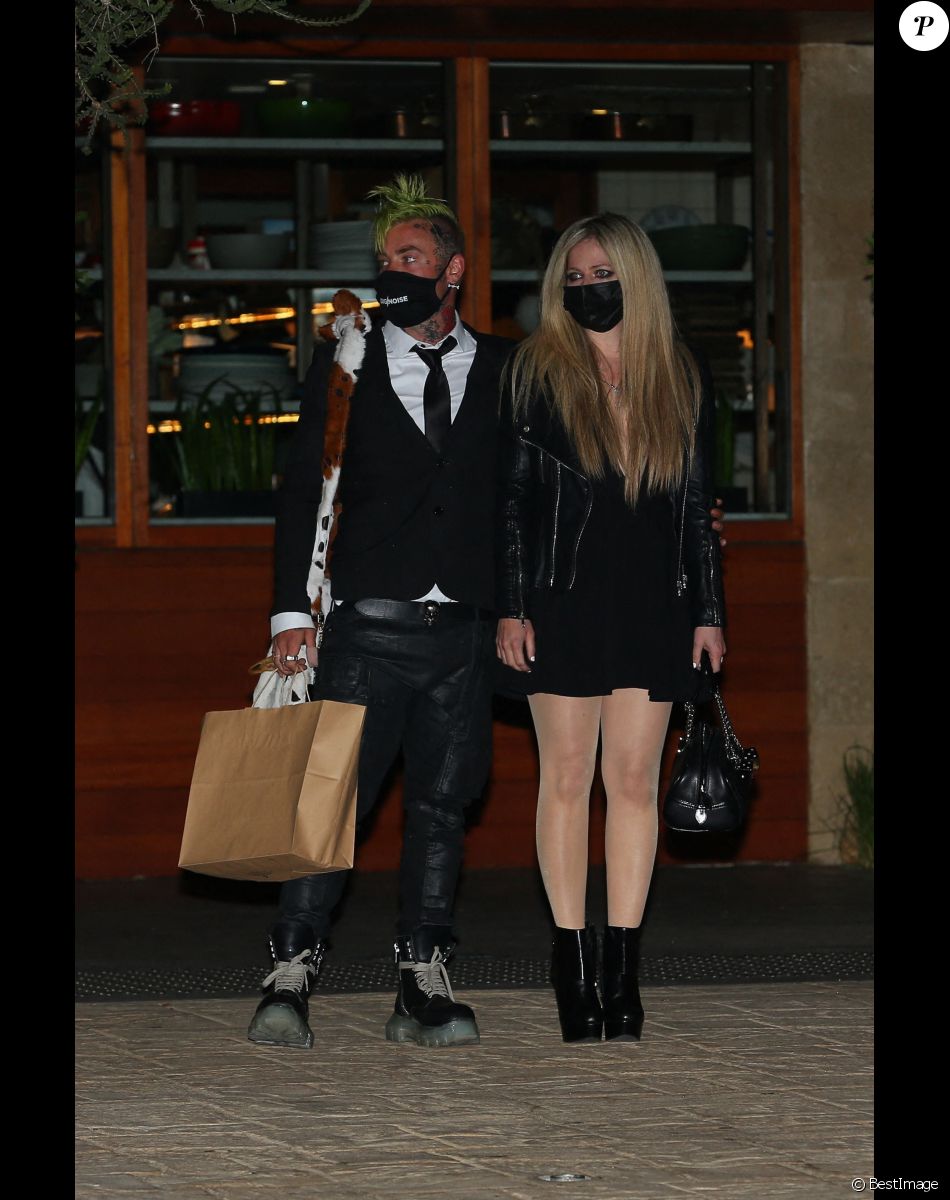 Avril Lavigne et son compagnon Mod Sun quittent Solo House à Malibu, après un dîner en amoureux chez Giorgio Baldi. Le 2 mars 2021.