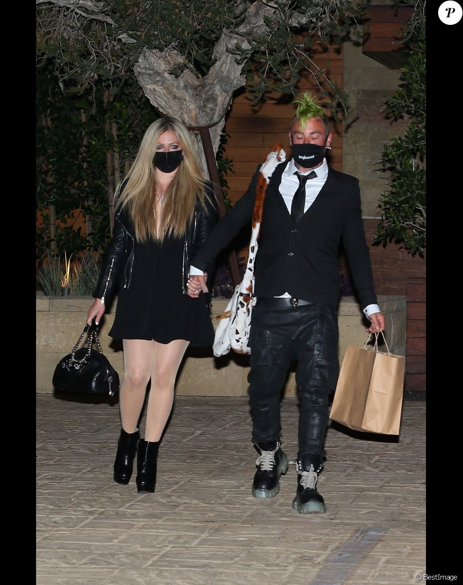 Avril Lavigne et son compagnon Mod Sun quittent Solo House à Malibu, après un dîner en amoureux chez Giorgio Baldi. Le 2 mars 2021.