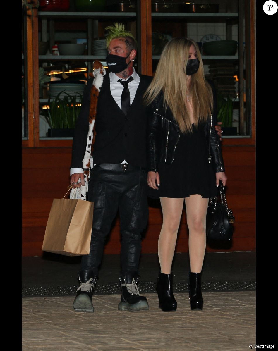 Avril Lavigne et son compagnon Mod Sun quittent Solo House à Malibu, après un dîner en amoureux chez Giorgio Baldi. Le 2 mars 2021.