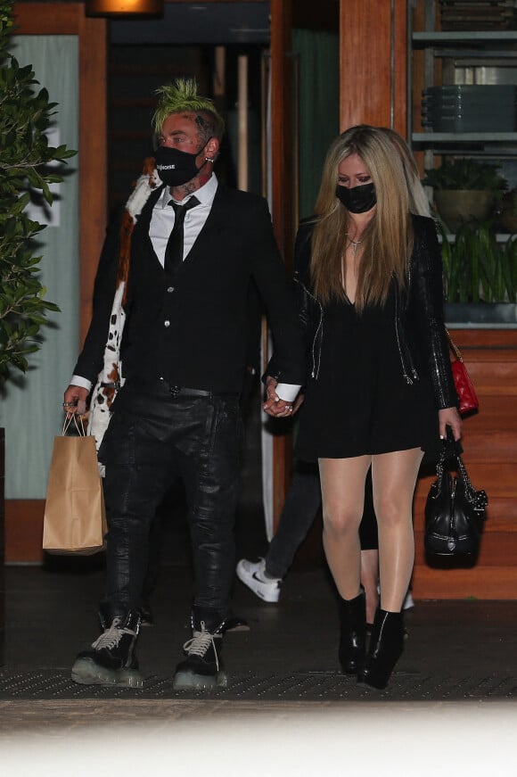 Avril Lavigne et son compagnon Mod Sun quittent Solo House à Malibu, après un dîner en amoureux chez Giorgio Baldi. Le 2 mars 2021.