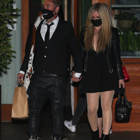 Avril Lavigne et son compagnon Mod Sun quittent Solo House à Malibu, après un dîner en amoureux chez Giorgio Baldi. Le 2 mars 2021.