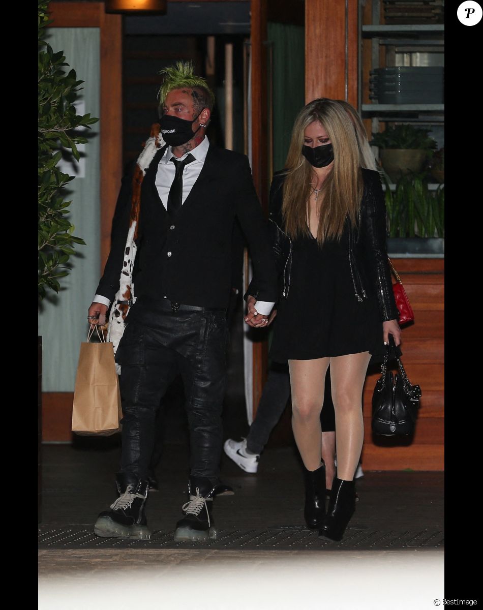 Avril Lavigne et son compagnon Mod Sun quittent Solo House à Malibu, après un dîner en amoureux chez Giorgio Baldi. Le 2 mars 2021.