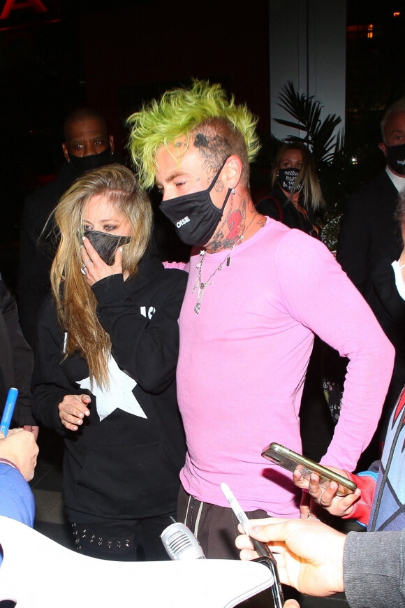 Avril Lavigne et son compagnon Mod Sun sortent du restaurant BOA Steackhouse après un dîner en tête à tête à West Hollywood. Le 27 février 2021.