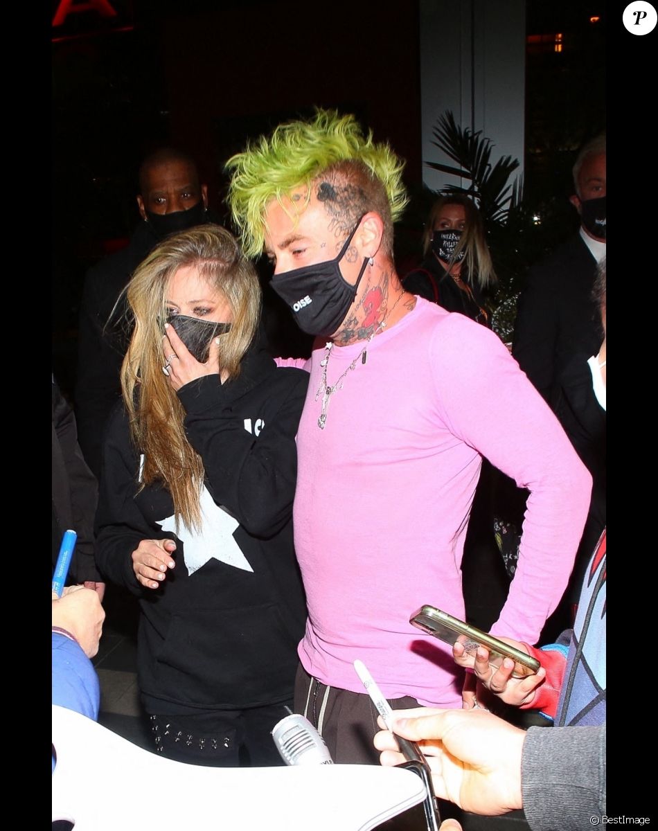 Avril Lavigne et son compagnon Mod Sun sortent du restaurant BOA Steackhouse après un dîner en tête à tête à West Hollywood. Le 27 février 2021.